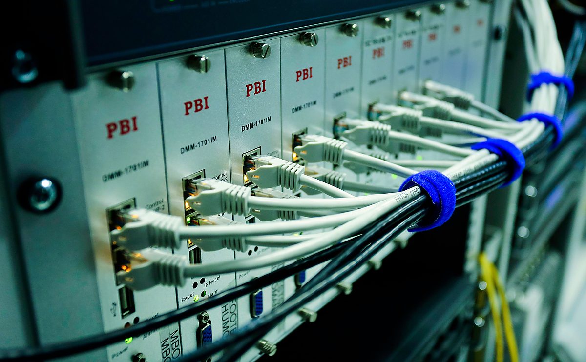 Strukturierte Verkabelung an einem Patchfeld im Serverschrank